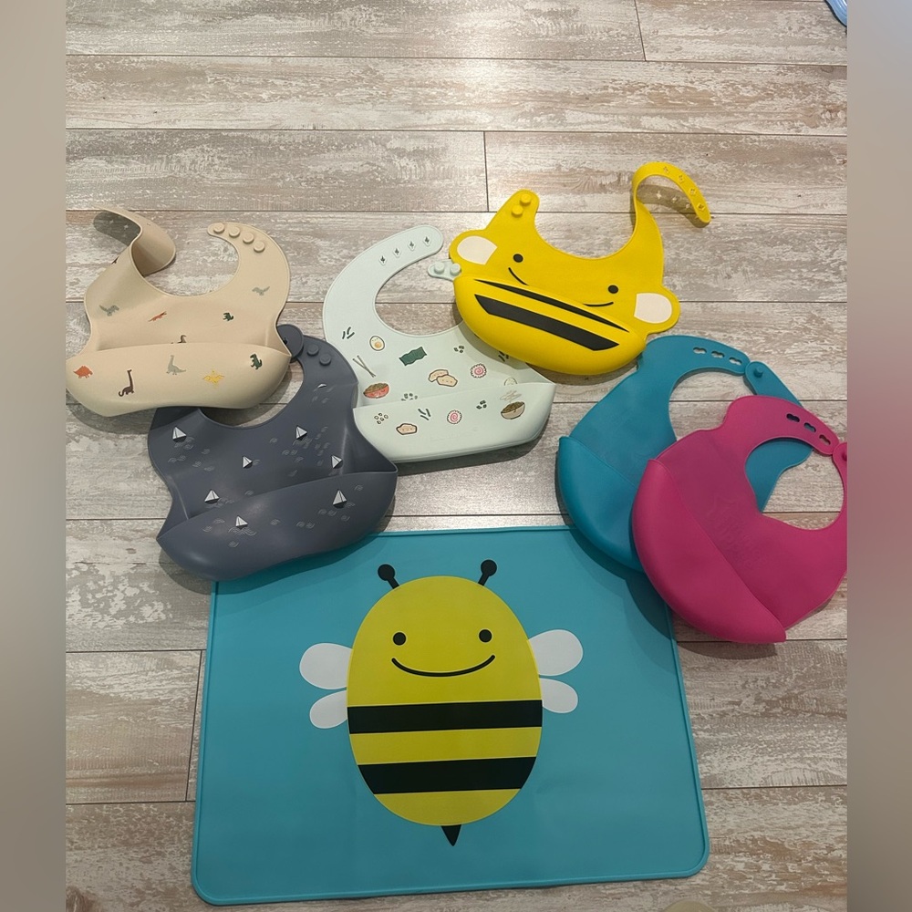 Bundle of silicone Bibs and Placement mat